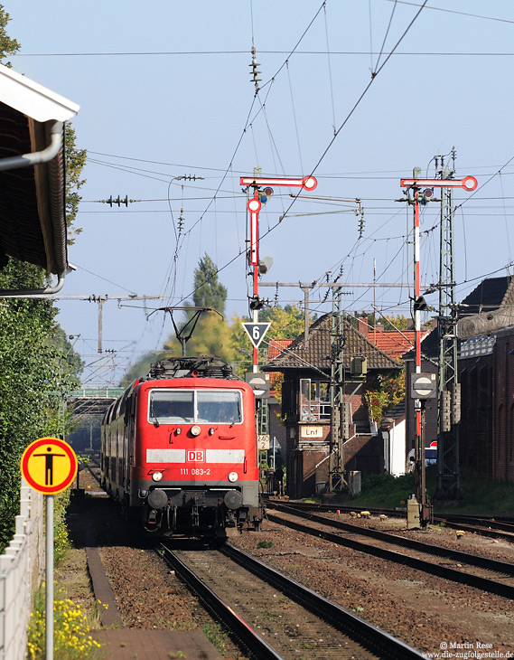Mit dem RE14113 (Emden – Münster) fährt die Braunschweiger 111 083 in Lingen ein. 25.9.2008