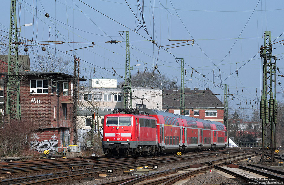 Aus Emden kommend fährt die Braunschweiger 111 091 mit dem RE14111 in Münster Hbf ein. 22.3.2011
