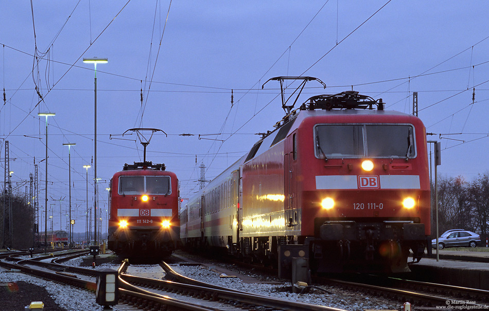 Am Abend des 4.2.2005 hat die 120 111 mit dem IC433 aus Luxemburg den Bahnhof Norddeich erreicht und wartet nun auf die Weiterfahrt zur 300 Meter entfernten Mole. Im Nachbargleis wartet die 111 142 vom Bw Braunschweig auf die Bereitstellung zur Mole, um mit dem RE 14517 nach Hannover zu fahren.