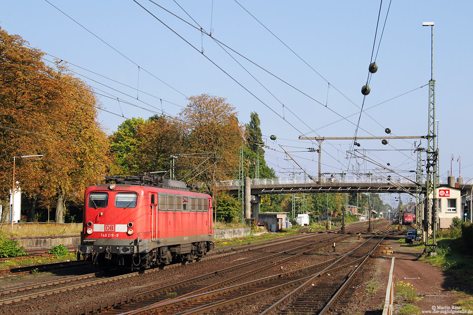 Am 25.9.2008 hatte die Seelzer 140 218 einen leeren Kesselwagenzug nach Holthausen gebracht und kehrt nun als Lz65686 zurück nach Osnabrück, fotografiert in Limgen/Ems.