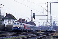 Eine weitere Aufnahme aus Norden entstand am 10.12.2000. Mit dem RE24055 (Norddeich Mole – Bremen) erreicht die Braunschweiger 110 137 Norden.