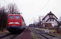 Vor der Einführung des GSMR-Funk fanden in ganz Deutschland zahlreiche Funkmessfahrten statt. Als Fbz 92073 (Norddeich - Emden Rbf) wartet die Dortmunder 110 203 mit einem Funkmesswagen in Marienhafe die Kreuzung mit dem Regionalexpress nach Norddeich ab. 22.1.2003