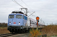 Für den Dz 40869 nach Köln hat die Fahrt gerade erst begonnen. Am Einfahrvorsignal des Bahnhofs Norddeich grüßt der Kollege auf der 110 325 freundlich. 4.11.2007