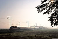 Am frühen Morgen des 5.9.2002 fährt die 110 374 mit dem RE24040 aus Hannover  bei Oldersum seinem Ziel Emden entgegen.