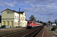110 396 mit RB39592 vor dem Empfangsgebäude im Bahnhof Greven