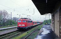 Mit dem RE24042 aus Hannover fährt die Braunschweiger 110 452 in Norddeich ein. 5.5.2002