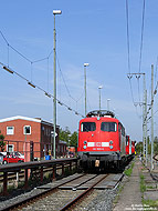 Im Wendezugdienst wird die Lok auch während der Reinigung nicht vom Wagenpark getrennt! So konnte die Braunschweiger 110 500 am 8.9.2009, mit samt ihrem Wagenzug, im Emdener Reinigungsgleis angetroffen werden. 