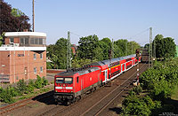 Der südliche Streckenabschnitt der KBS395 wird auch vom RE7 (Rheine – Krefeld) befahren. Auf dem Weg nach Krefeld fährt die 112 137 mit dem RE29717 in Greven ein. 13.5.2009
