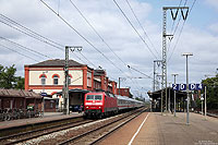 120 149 in verkehrsrot mit InterCity im Bahnhof Leer mit Bahnhofsgebäude