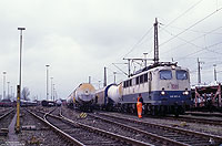 In Emden Rbf hat die Seelzer 140 503 soeben einen gemischten Güterzug nach Osnabrück bespannt. 22.1.2003