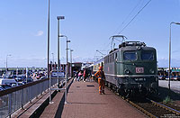 Beginnen wir unsere Reise über die Emslandstrecke am nördlichen Endpunkt – in Norddeich Mole. Hier wurde soeben der mit der designierten Museumslok 141 072 bespannte SE3165 nach Helmstedt bereit gestellt. 14.7.1996