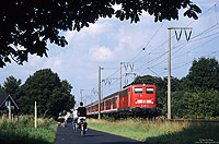 Kurz vor Leer entstand am 4.9.2002 die Aufnahme der 141 414 vom Bh Braunschweig mit dem RE24541 (Emden – Oldenburg). In Leer wird der Zug seine Fahrtrichtung ändern und die Fahrt über die eingleisige Strecke (KBS390) nach Oldenburg fortsetzen.