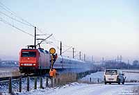 An der gleichen Stelle habe ich etwa fünf Jahre zuvor die 145 066 mit dem IC 2131 nach Berlin Ostbahnhof fotografiert. Zwischen Norddeich und Leer gehörte die Bespannung der Fernverkehrszüge mit den Baureihen 139, 140,145 oder 141 schon fast zur Tagesordnung. 7.1.2003