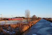 Zwischen Emden und Oldersum verläuft der Ems-Seitenkanal einige Kilometer parallel zur KBS395.  Hier fährt der RE4427 am kalten 15.12.2010 nach Hannover.