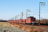 Typisch für die KBS395 zwischen Emden und Leer sind die hohen Fahrleitungsmaste aus Beton. Zwischen Emden und Oldersum fährt die 155 034 mit einem leeren Autozug gen Süden. 15.12.2010