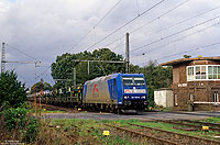 185 518 von TX-Logistik im Bahnhof Leschede mit Stellwerk Ln