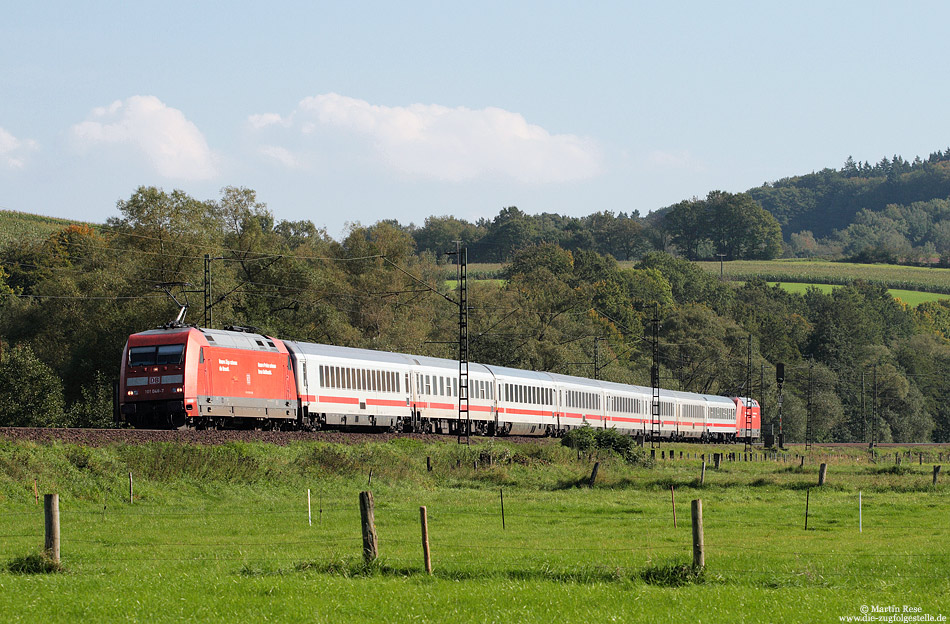 Auf dem Rückweg als IC2871 nach Dresden habe ich das gleiche Gespann vom vorherigen Bild bei Herrmannspiegel noch einmal fotografiert.  … und wieder war der Zug pünktlich unterwegs!