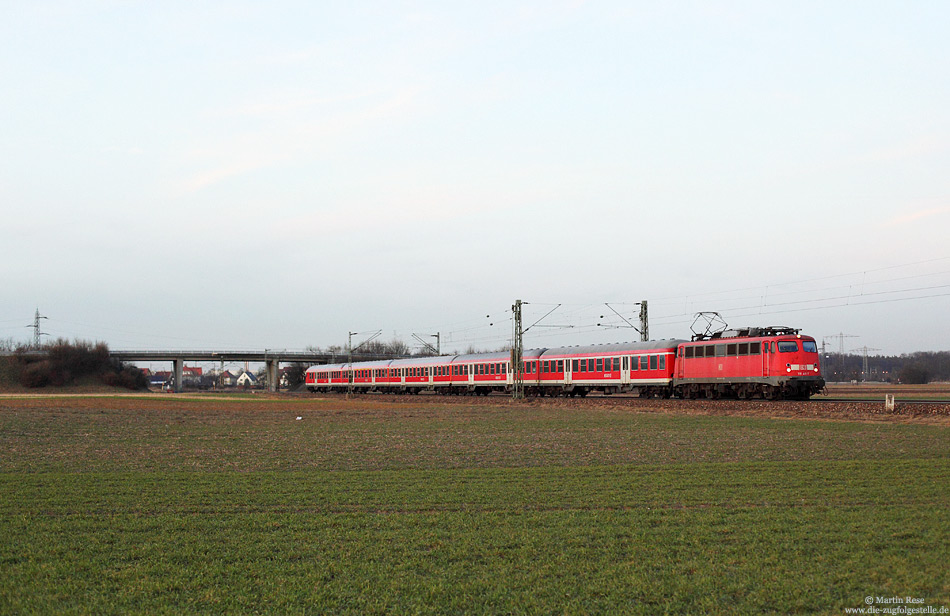 Im letzten Licht des 22.2.2012 fährt die 110 401 mit der RB38863 bei Graben Neudorf nach Karlsruhe.