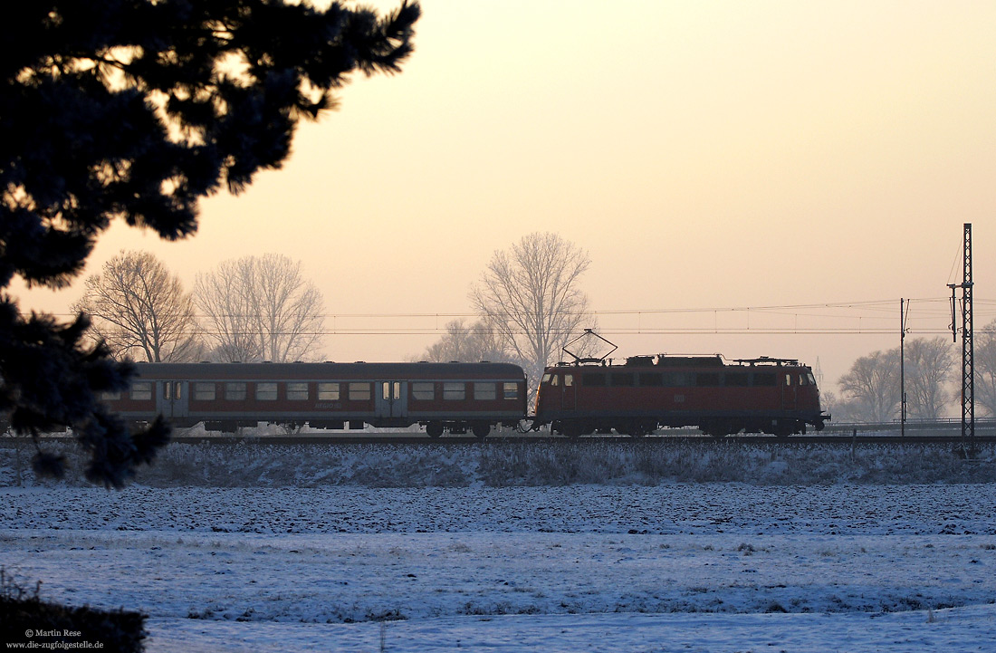 Gleiche Stelle noch einmal: Am Abend des 12.1.2009 fährt die 110 404 mit der RB39040 nach Donauwörth.
