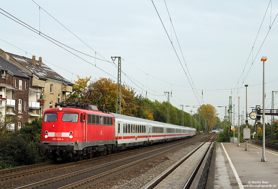 Da nach dem Achsbruch bei einem ICE3 in Köln Hbf nur wenige Fahrzeuge einsatzfähig waren, wurden diese Züge auf den Schellfahrstrecken eingesetzt. Außerhalb der Schnellfahrstrecken fuhren Ersatzzüge, wo auch die Baureihe 110 mal wieder standesgemäß zum Einsatz kam. Mit einem Ersatzzug für den ICE519 habe ich die 110 450 am 22.10.2008 bei Düsseldorf Oberbilk fotografiert.