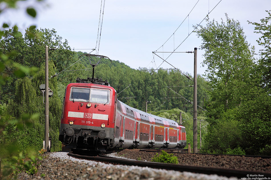Auf dem Weg von Siegen nach Aachen legt sich der RE10922 zwischen Schladern und Dattenfeld in die Kurve. Für die nötige Beschleunigung sorgten die 111 015 und 111 016. 9.5.2011