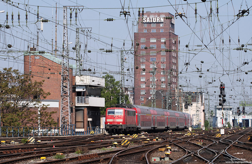 Aufgrund des Lokmangels bei DB-Regio wurde häufig auf die zweite Lok verzichtet. Aber auch mit nur einer Lok, in diesem Fall die 111 075, erreicht der RE10911 planmäßig den Kölner Hauptbahnhof. 