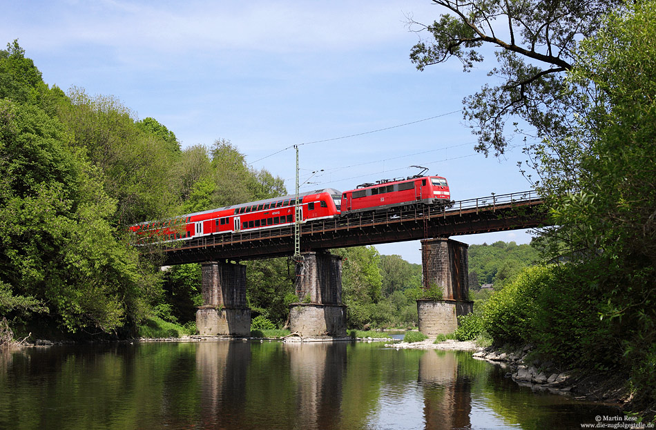 Für die Bespannung der Ersatzzüge hatte das Werk Köln Deutzerfeld von den Betriebshöfen Frankfurt und Stuttgart einige mit ZDS ausgerüsteter Lokomotiven erhalten. Zu diesen Lokomotiven gehört die 111 096, die ich am 5.5.2011 mit dem RE10913 bei Rosbach fotografiert habe.