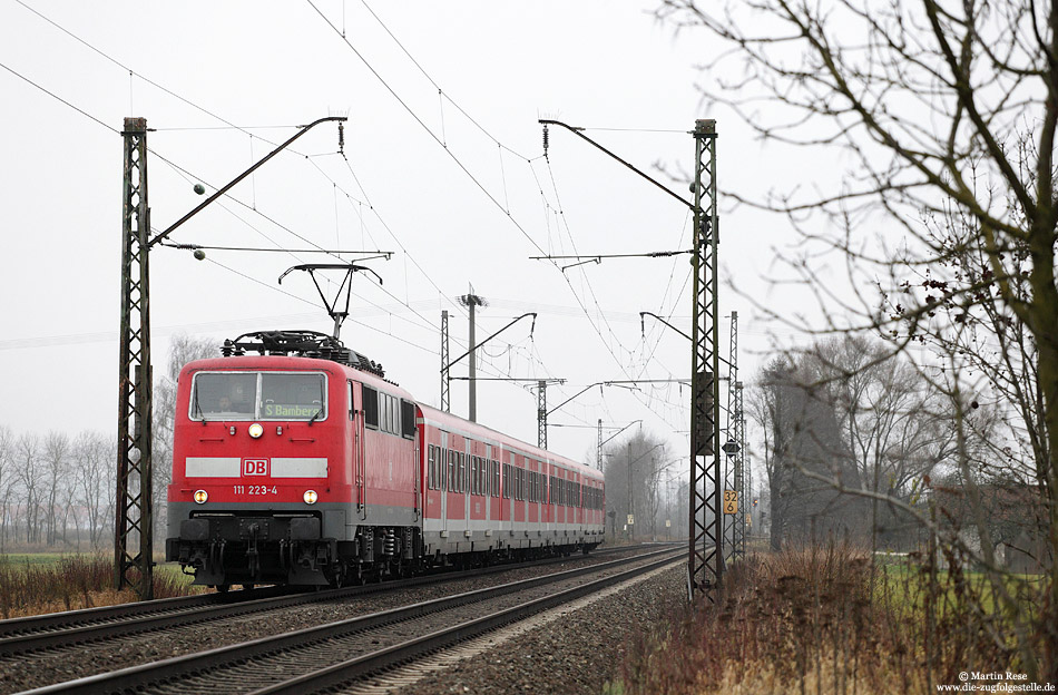 Bei der S-Bahn Rhein-Ruhr gehörte die Baureihe 111 über 15 Jahre lang zum gewohnten Bild. Im Raum Nürnberg war diese Baureihe im S-Bahnverkehr schon etwas Besonderes. Mit der S1 nach Bamberg erreicht die 111 223 in Kürze den Haltepunkt Kersbach. 23.11.2011