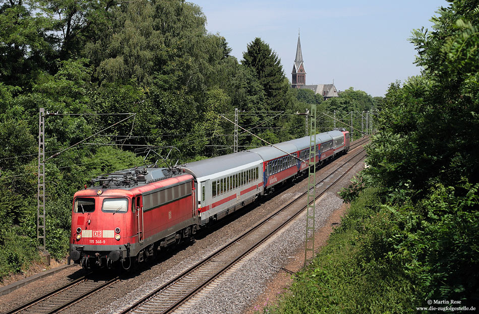 Das täglich verkehrende Zugpaar IC2862/2863 war mit jeweils einer 110/115 an jedem Zugende bespannt. Auf dem Weg nach Bonn hat die 115 346 mit dem IC2862 soeben Solingen passiert. 9.7.2010
