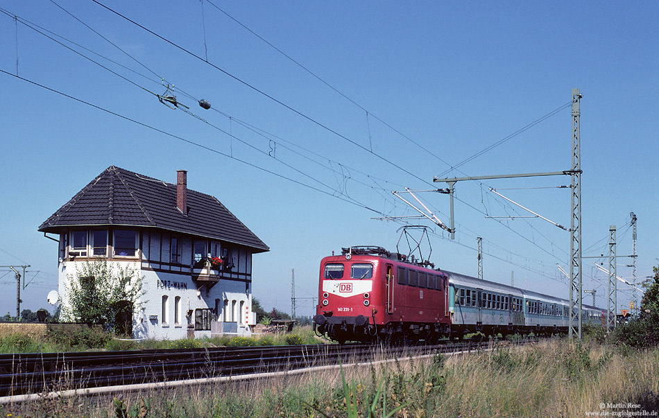 In der Hauptverkehrszeit waren 1999 noch vier Zugpaare zwischen Solingen Ohligs und Köln Hbf mit der Baureihe 141 bespannt. Den Rest des Tages waren die Lokomotiven dann in Köln Bbf bzw. Deutzerfeld abgestellt. Am Morgen des 3.9.1999 wurde die 141 231 nach der Ankunft aus Solingen nicht etwa abgestellt, sondern musste für eine defekte 111 auf der S12 einspringen. Fotografiert in Porz Wahn.