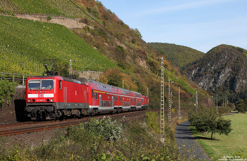 Im 442-Ersatzverkehr kamen auch Doppelstockwagen zum Einsatz. Am 14.10.2011 fährt das aus 143 661 und 143 018 gebildete „Sandwich“ bei Müden als RB12226 nach Trier.