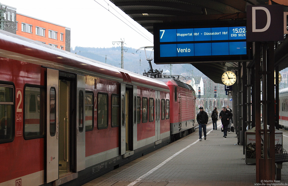 In den ersten Tagen des neuen Fahrplans half DB-Regio zwischen Mönchengladbach und Hagen mit S-Bahngarnituren aus. Aufgrund der nötigen Bahnsteighöhe konnten allerdings nicht alle Unterwegshalte bedient werden. In Hagen Hbf steht die ERB9024 abfahrbereit nach Mönchengladbach. Die Zugzielanzeiger am Bahnsteig waren offenbar noch nicht auf den Ersatzverkehr angepasst. 15.12.2009