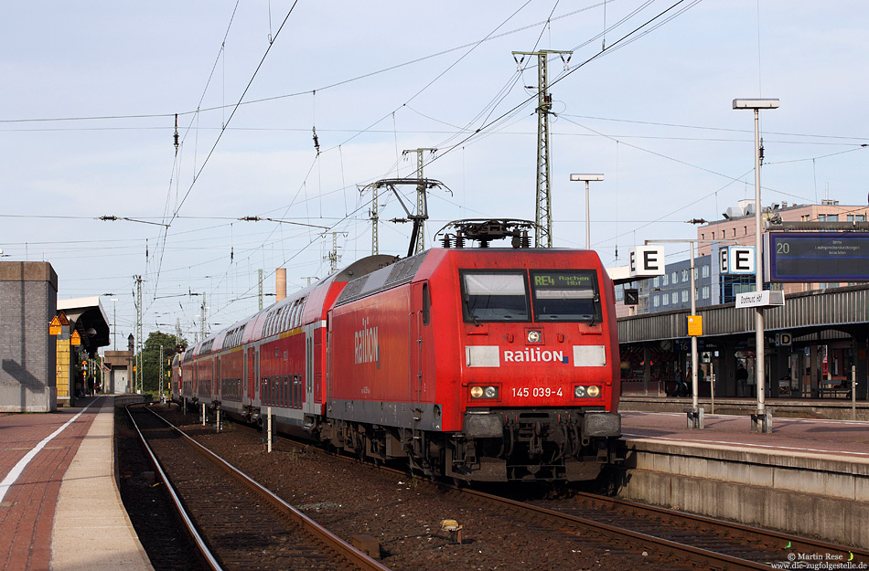 Mit dem RE10418 nach Aachen verlässt die 145 045 Hagen Hbf. 2.3.2011