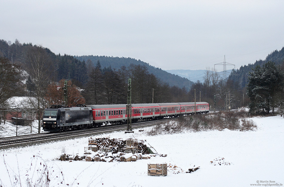Auf dem Weg von Würzburg nach Frankfurt erreicht der RE4612 in Kürze den Bahnhof Heigenbrücken. Zuglok an diesem 6.1.2010 war die 185 555 von MRCE.