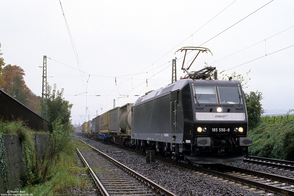 Noch einmal die 185 556, fotografiert am trüben 13.10.2006 in Geisenheim.  Am Haken hatte sie den TEC40061 (Genk – Novara).