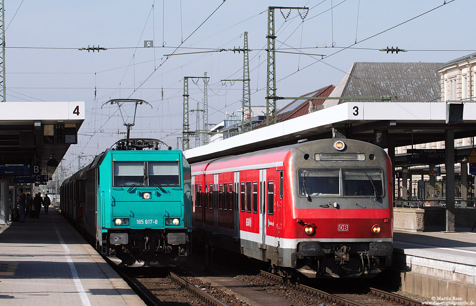 In Gleis 4 des Nürnberger Hauptbahnhofs wartet die mit der 185 617 bespannte S3 nach Neumarkt auf die Abfahrzeit. Im Nachbargleis steht die aus x-Wagen gebildete S2 nach Altdorf.  24.3.2011