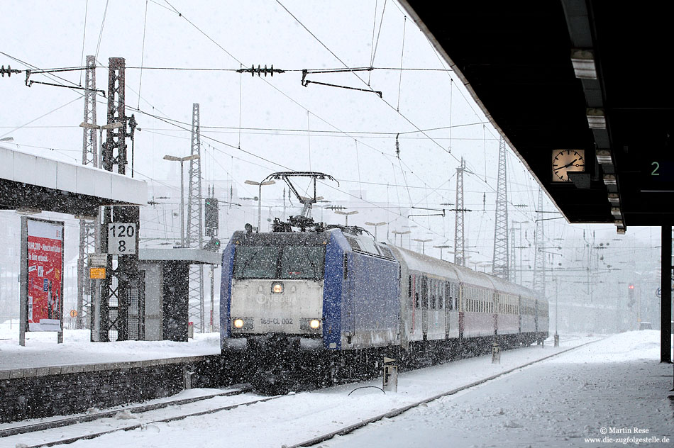 Für fast sechs Wochen bekamen die Reisenden ab dem 1.2.2010 auf der RE13 „richtige Züge“ geboten. Mit vier Schnellzugwagen und einem Steuerwagen der ABELLIO-Rail am Haken fährt die 185 CL002 als ERB9019 in Wuppertal Oberbarmen ein. 2.2.2010
