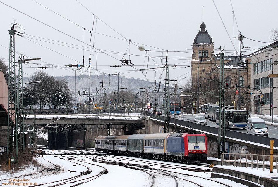 Kurz darauf verlässt die 185 CL003 mit der ERB9016 nach Mönchengladbach den Wuppertaler Hauptbahnhof.