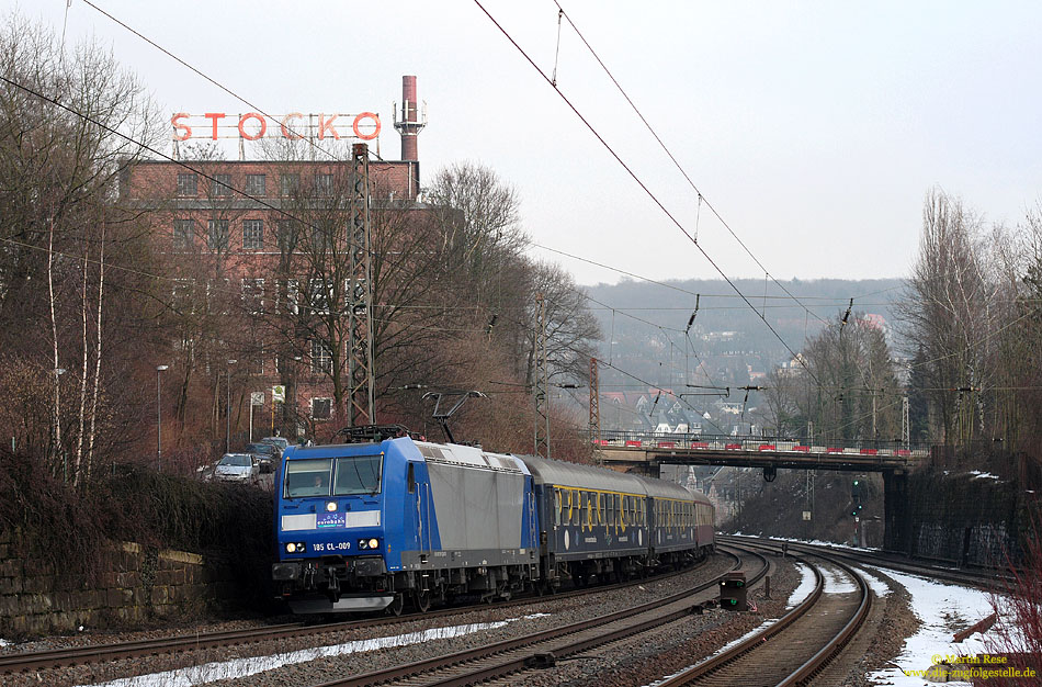 Bei Wuppertal Sonnborn fährt die 185 CL009 mit der ERB9022 nach Mönchengladbach.