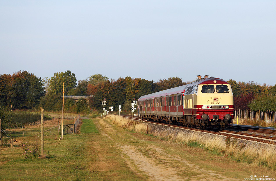 Im Sommer 2011 kam hier für einige Wochen die rot/beige 218 105 der Westfrankenbahn zum Einsatz und lockte nun so manchen Eisenbahnfreund in die Voreifel. Mit der morgendlichen RB11621 nach Bonn Hbf hat die 218 105 soeben Rheinbach verlassen. 26.9.2011