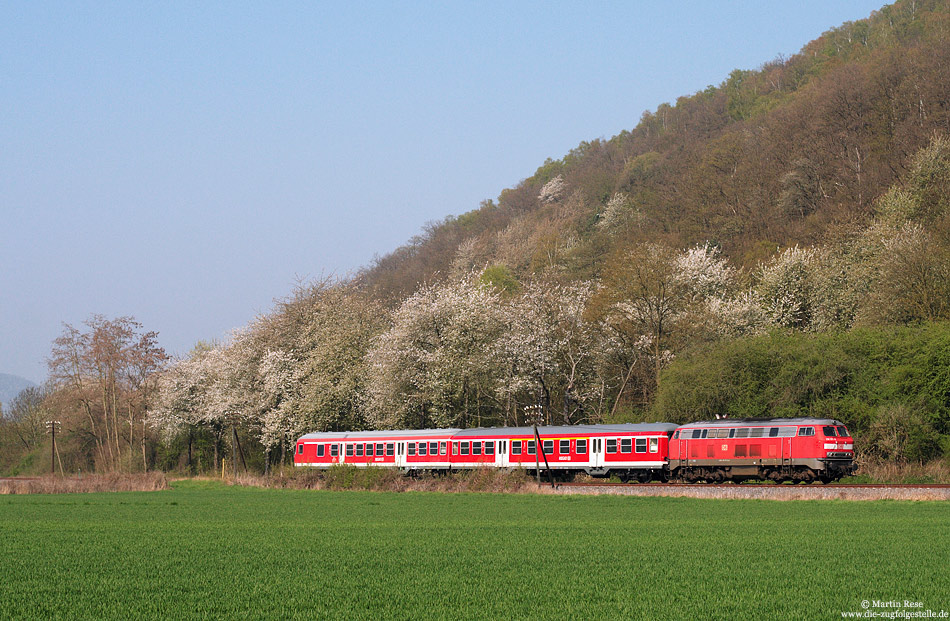 Zwischen Remagen und Bad Bodendorf schiebt die 218 137 die RB12718 nach Dernau. 20.4.2010