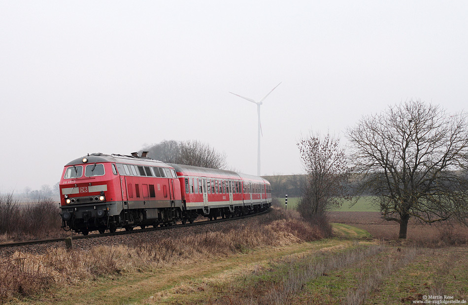 Auf der Fahrt von Karlsruhe nach Neustadt erreicht der RE28022 in Kürze den Bahnhof Winden. Zuglok war wieder die 218 481. 31.1.2011