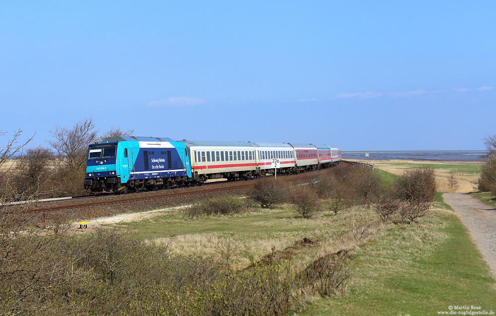 Mit dem aus InterRegio-, Nachtzug- und Schleswig-Holstein-Express-Wagen gebildeten RE11014 erreicht die 245 204 bei Morsum die Insel Sylt, 4.4.2017.