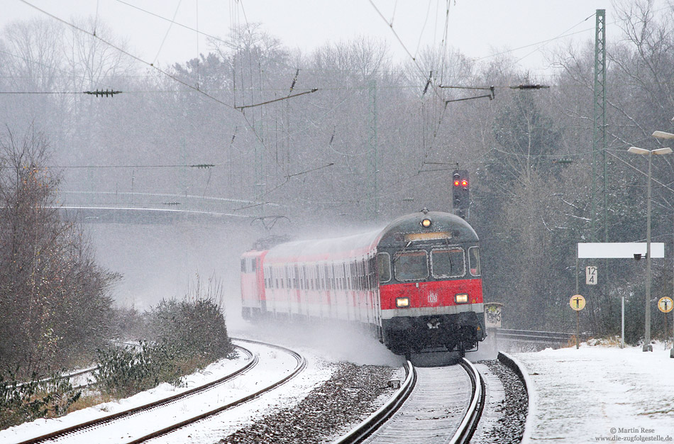 Auf der Rückfahrt nach Köln habe ich den Zug noch einmal fotografiert. Mit dem Steuerwagen voraus fährt die RB11975 (Wuppertal Hbf – Köln Hbf) in Leichlingen ein.