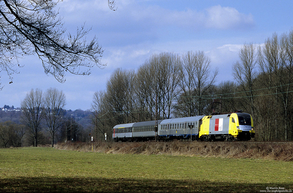 Auf dem Weg von Essen nach Hagen fährt die ES64 U2-047 mit dem ARB99617 entlang der Ruhr und erreicht in Kürze Wetter (Ruhr). 22.3.2006
