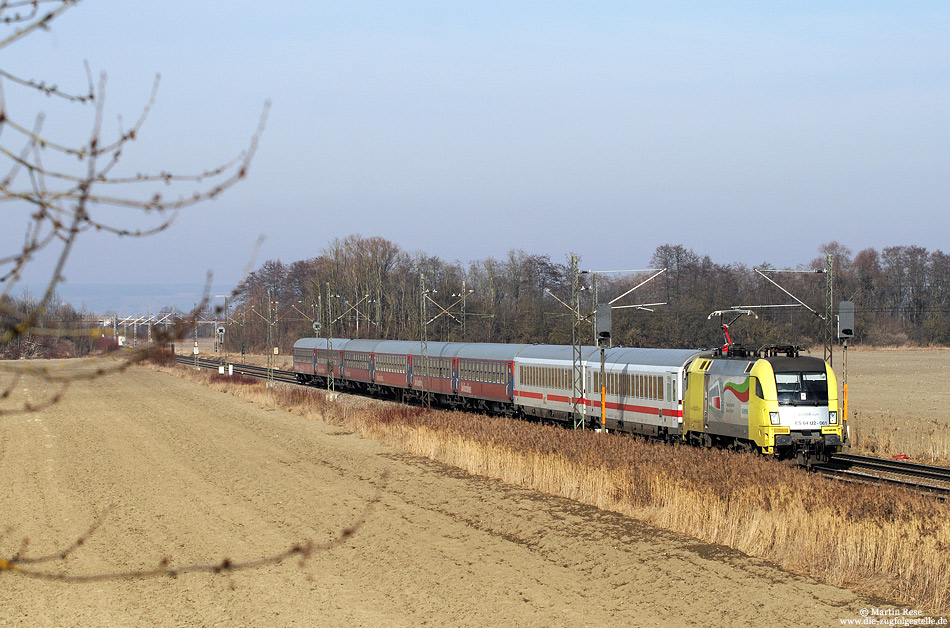 Auch bei diesem Zug handelt es sich um einen ICE-Ersatzzug. Mit dem aus IC- und BTX-Wagen gebildeten IC73945 fährt die ES64 U2-061 bei Nordendorf nach München. 3.2.2009