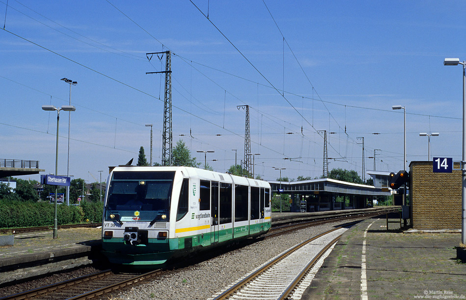 Auch nachdem die VT643 bei der PEG im planmäßigen Einsatz waren, mussten immer wieder Fremdfahrzeuge aushelfen. Im Juli kam auf der RB36 ein Regiosprinter der Vogtlandbahn zum Einsatz. Am 18.7.2006 habe ich den VT39 als PEG95680 in Oberhausen Hbf fotografiert.