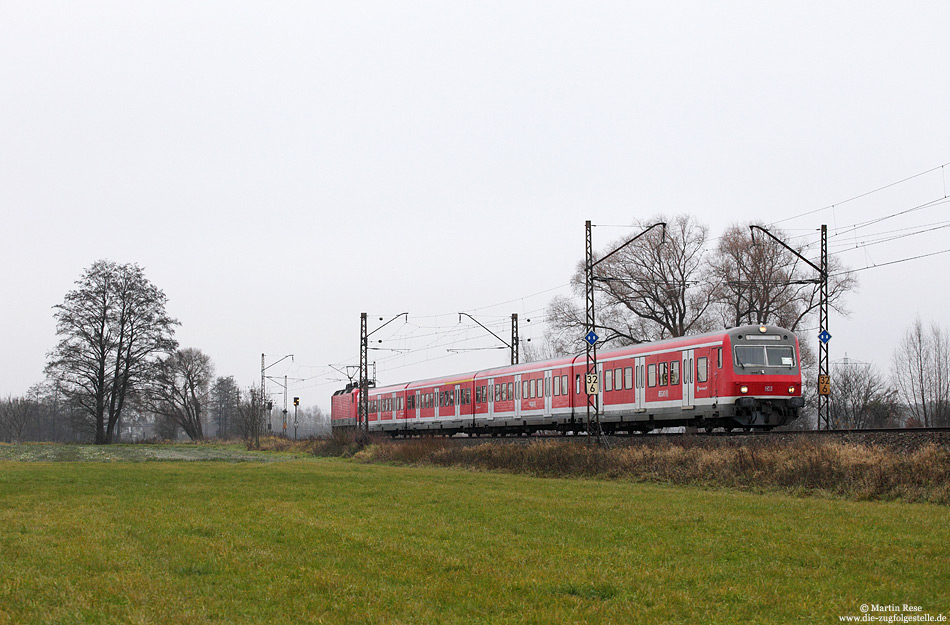 An der gleichen Stelle schiebt die 143 869 die S1 nach Hersbruck. 24.11.2011