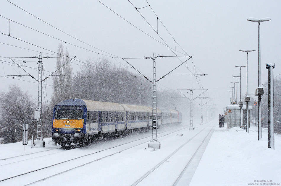 Je nach Verfügbarkeit kamen auch Steuerwagen auf der RE13 zum Einsatz. Mit einem Steuerwagen der „Nord-Ostseebahn“ an der Spitze fährt die ERB9024 im dichten Schneegestöber bei Schwelm West nach Mönchengladbach. Es schiebt die 185 CL003. 2.2.2010