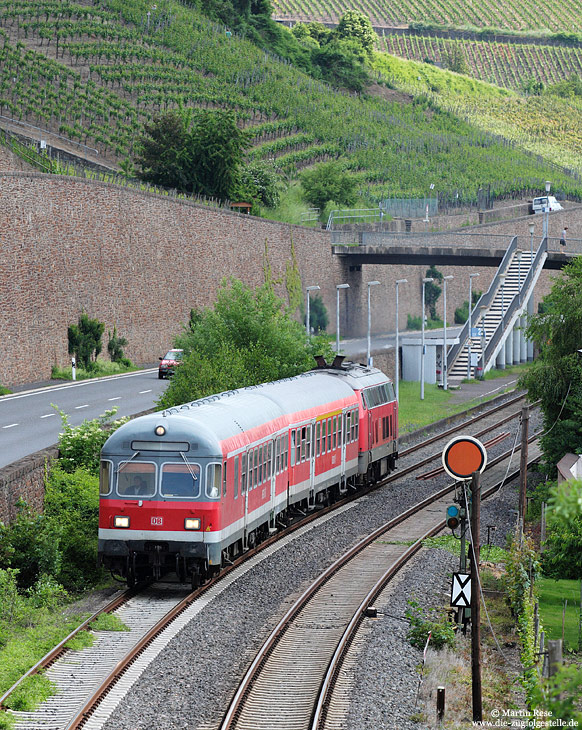 Am Haltepunkt Ahrweiler Markt passiert die RB12717 das Einfahrvorsignal des Bahnhofs Ahrweiler. Nächster Halt des Zuges: Walporzheim. 7.6.2010